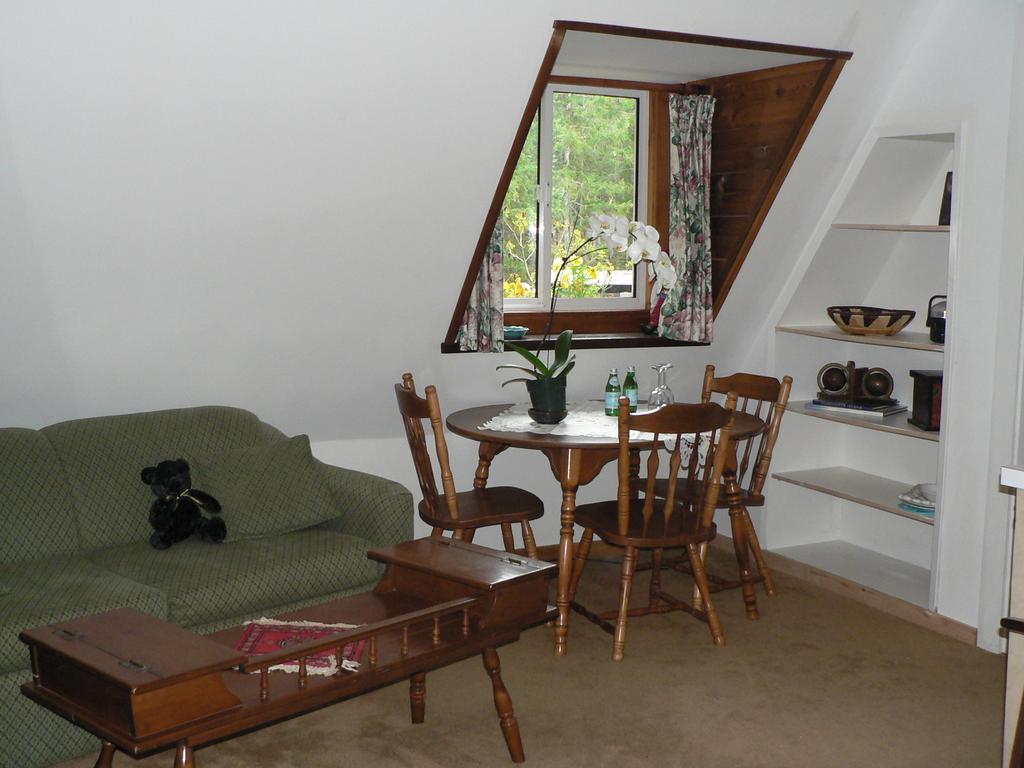 Cedar Song B&B Parksville Ruang foto