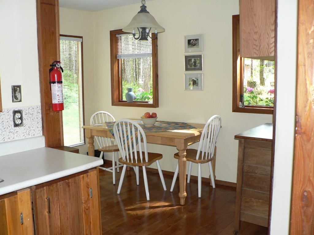 Cedar Song B&B Parksville Ruang foto